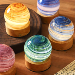 USB 3D esfera luz nocturna 8cm globo <span class=keywords><strong>planeta</strong></span> lámpara de mesa de cristal para decoración de dormitorio Plug-In Base atmósfera Luz - Product Image 1