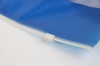 Pochette étanche en PVC bleu avec fermeture éclair coulissante et espace pour étiquette nominative, idéale pour organiser documents de voyage, billets et passeports en agence de tourisme