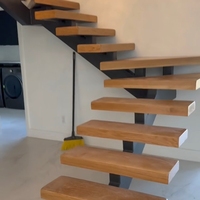 Escalier flottant moderne en acier et bois à poutre centrale unique, marches en bois massif à grain naturel, escalier droit pour villa et loft