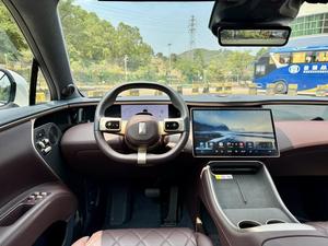 AVATR 11 2025 d'occasion, modèle de luxe SUV 4 portes 5 places, propulsion arrière, autonomie étendue, REEV, noir brillant sur rouge bordeaux - Product Image 4