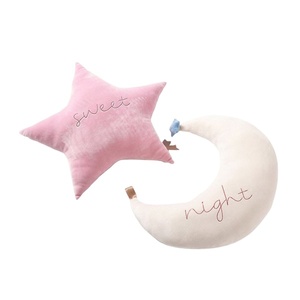 Almohada de Peluche Personalizada con Bordado de Estrella y Luna - Cojín Decorativo con Diseño Celestial Bordado, Juguete de Peluche Suave para Abrazar - Product Image 2