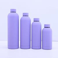 Nouvelle conception de bouteille d'eau isolée sous vide à double paroi en acier inoxydable avec revêtement en caoutchouc écologique, toucher doux, 500 ml/750 ml