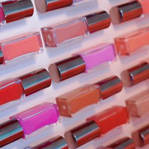 ผู้จัดจำหน่ายเครื่องสำอาง ผลิตภัณฑ์ลิปกลอสแบบขายส่ง รับผลิตลิปกลอสแบบกำหนดเอง ลิปกลอสสีนู้ด ลิปกลอสแบรนด์ส่วนตัว - Product Image 3
