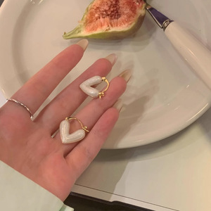 <span class=keywords><strong>Orecchini</strong></span> <span class=keywords><strong>Pendenti</strong></span> Eleganti <span class=keywords><strong>a</strong></span> <span class=keywords><strong>Forma</strong></span> <span class=keywords><strong>di</strong></span> <span class=keywords><strong>Cuore</strong></span> Smaltato Placcati in Oro per Donne - Product Image 5