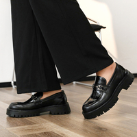 Mocassins en PU unis pour hommes, style décontracté chic britannique, chaussures de bureau et de soirée de luxe, semelle intérieure confortable, à enfiler, respirantes et antidérapantes