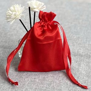 Sac de sport en satin personnalisé, petite pochette rouge à cordon avec logo imprimé pour le shopping - Product Image 5