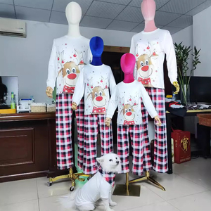 Piyama Natal Keluarga Motif Kotak-kotak untuk Pria, Atasan Putih dengan Cetakan Rusa, Celana Tartan Merah Hitam, Pakaian Tidur Seragam untuk Ayah, Ibu, Anak-anak, dan Anjing - Product Image 1