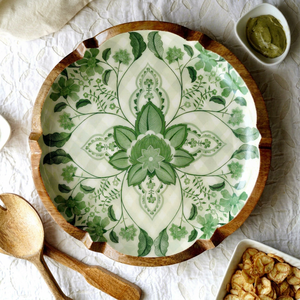 Plateau de service rustique en bois avec motif à carreaux verts et fleurs oranges, vaisselle réutilisable - Product Image 1