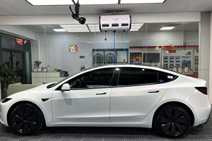 Vinilo para Rotulación de Vehículos Blanco Encantador con Rosa, Película de Vinilo PET para Coches de Alto Brillo con Liberación de Aire y Autoreparación, Rollo Automotriz que Cambia de Color - Product Image 4