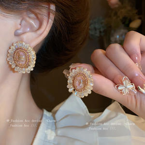 2025 nouveau gros mignon Style blanc cristal boucles d'oreilles haut de gamme lunette paramètres en alliage de Zinc pour anniversaire cadeau Occasions - Product Image 1