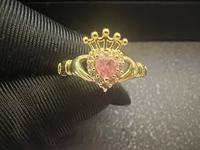 Op maat gemaakte damesring met vergulde Claddagh-ring, kroonontwerp en rode hartvormige steen, Valentijnsdag cadeau