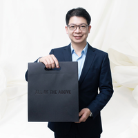 Sac en papier kraft noir de luxe à poignée découpée, personnalisé pour le shopping, emballage de parfums, cosmétiques, beauté, cadeau, vente chaude, pas cher, à poignée plate