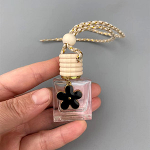 Venta al por mayor 10ml ambientador difusor vacío único cuadrado forma coche colgante botella de perfume con tapa de madera - Product Image 2