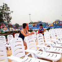 Les chaises de plage en plastique pour terrasse en plein air sont utilisées dans les accessoires de piscine et de plage