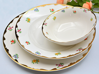 Service de table en porcelaine fine 5 pièces, décor floral peint à la main avec incrustations dorées, comprenant tasses à café, assiettes et bols, vaisselle de luxe pour mariage
