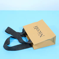 Sacs de shopping en papier kraft de luxe en gros, logo personnalisé, style classique, gaufrés, avec poignée, pour l'emballage de cadeaux