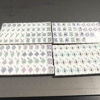 Ensemble de mahjong Yiqi Deluxe à quatre niveaux, pliable, de style américain moderne, en acrylique vert, avec étui en aluminium recouvert de cuir assorti aux couleurs
