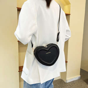 Sac à bandoulière en PU imperméable en forme de cœur pour femme, style frais, tendance, mignon, mini, à bandoulière unique - Product Image 5