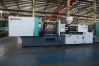 Automatische spuitgietmachine voor de productie van stapelbare plastic fruitkratten