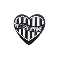 Groothandel Metal Cartoon Pins Eenvoudige Engelse Letter Pin Creatieve Zwart-Witte Gestreepte Hart Broche Pin Persoonlijke Accessoires