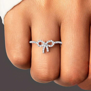 Anello a Fiocco da Donna Stile Coreano con Zirconi, Aperto e Regolabile, Elegante e Grazioso per Uso Quotidiano, Gioiello Statement - Product Image 1