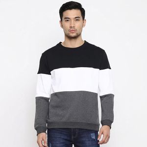 Sudadera con Estampado Gráfico Holiday Hangout, Corte Amplio, Tela Premium, Cómoda y Elegante - Product Image 1