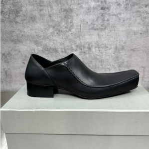 Mocassins classiques de luxe en cuir de vache véritable personnalisés, style de conduite à enfiler pour une carrière décontractée et formelle au bureau avec logo de la marque - Product Image 1