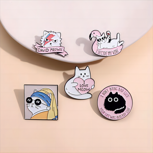 Spilla Creativa Anime per Animali, Accessori Gattino Amore Miau Proteggi Animale, Simpatici Spille per Vestiti e Zaini, Colore Personalizzato, Lega di Zinco - Product Image 4
