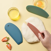 Grattoir à pâte en silicone de qualité supérieure avec échelle de mesure et poignée ergonomique pour la pâtisserie à domicile et la cuisine