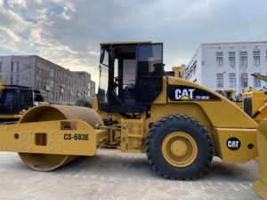 Compacteur vibrant d'occasion CAT CS‑683E, rouleau compacteur Caterpillar pour le compactage des bases de terrains et le compactage des sols inégaux - Product Image 6