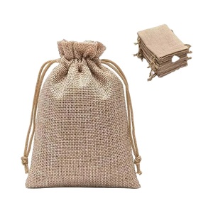Petite pochette personnalisée en toile de jute naturelle avec cordon de serrage pour bijoux, cadeaux ou courses - Product Image 1