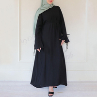 Abaya noire élégante et modeste pour femme musulmane, taille empire avec détail de nouage aux poignets, en crêpe mat de qualité supérieure, étiquette personnalisée, commande en gros, mode féminine musulmane