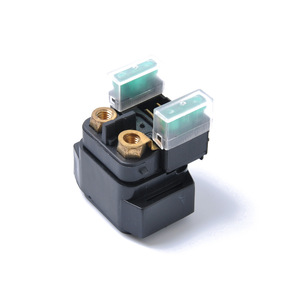 Relé de Arranque para Motocicleta Yamaha, 12 V, Terminales de Tornillo, Montaje Superficial, Plástico Negro, Pieza de Repuesto - Product Image 1
