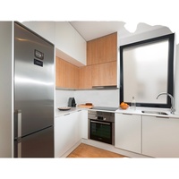 Armoires de cuisine en PVC blanc avec porte à volets Modèle d'armoire de cuisine Dernier design Portes en bois