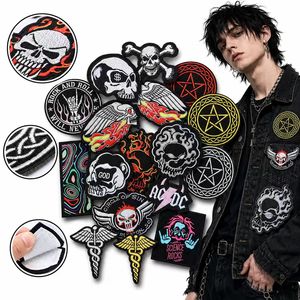 Patchs brodés thermocollants ou à coudre, style Rock Goth, avec motifs Crâne, Pentagramme, Caducée, Flamboyants, Rock & Roll, Science, Occulte, en fer. - Product Image 1