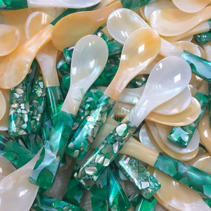 Cuillère à caviar unique, mélange de cuillère en nacre Couleur mica-vert Aide à préserver toute la saveur du caviar Taille 10cm - Product Image 1