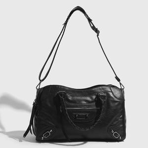 Bolso de hombro cruzado impermeable de PU con cremallera y asa suave para mujer, modelo Spice 20-35L, para ocio y viaje, con parte superior abierta. - Product Image 5