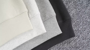 Felpa con Cappuccio da Uomo 1977 Essentials di Alta Qualità, 100% Cotone, <span class=keywords><strong>Fear</strong></span> of Winter God 1.1, Colore Dark Oatmeal con Stampa in Rilievo - Product Image 3