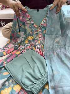 Nouveau design tendance Mehera Green Floral Alia Cut Suit Set pour dames du fabricant et fournisseur indien - Product Image 4