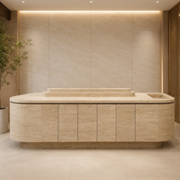 Table de réception en travertin beige naturel sur mesure pour projets d'hôtels et de bureaux de luxe