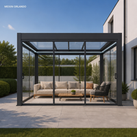 Pergola à lames gris foncé avec stores enrouleurs et moustiquaires pour cour et terrasse de villa