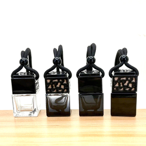 Venta al por mayor de botellas de vidrio vacías de 8 ml con degradado negro para difusor colgante de coche, contenedor cuadrado de aromaterapia y perfume con tapa hueca - Product Image 1