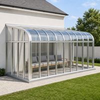 Véranda en verre en alliage d'aluminium avec toit à pignon courbé, porte battante et entrée latérale, pour terrasse, cour arrière ou cour intérieure