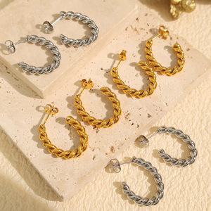Pendientes de aro de alambre trenzado chapados en oro de 18 quilates, joyería de fiesta de aleación de zinc EH845 - Product Image 1