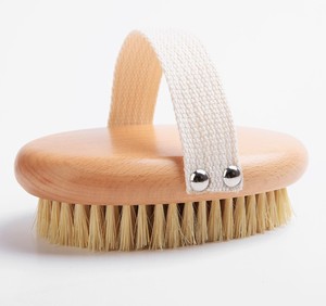 <span class=keywords><strong>Brosse</strong></span> sèche en bois de plage avec poils naturels en sisal vegan <span class=keywords><strong>pour</strong></span> le <span class=keywords><strong>brossage</strong></span> de la peau sèche, l'exfoliation des peaux mortes, la détoxification et la stimulation de la circulation. - Product Image 5