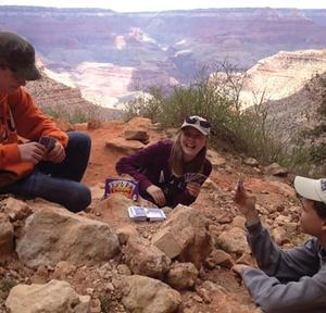 El <span class=keywords><strong>juego</strong></span> no ha terminado hasta que los Kings Go Wild 5 se adaptan al <span class=keywords><strong>juego</strong></span> de <span class=keywords><strong>cartas</strong></span> estilo <span class=keywords><strong>Rummy</strong></span> para mayores de 8 años - Product Image 5