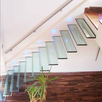 Escalier flottant moderne, escalier suspendu en verre, escalier à marches en verre, escalier intérieur en métal, design d'escalier