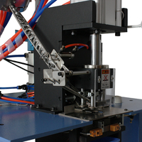 Machine automatique de pose d'œillets et de fixation de garnitures