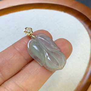 Colgante de Jadeíta Birmana de Lujo con Forma de Hoja, Oro de 18K, Cierre con Diamantes Naturales, para Regalo de Boda o Compromiso para Mujer - Product Image 1