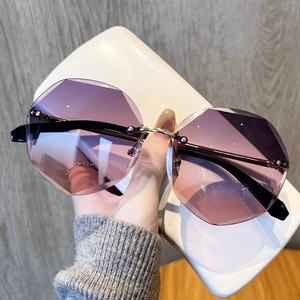 Lunettes de soleil rondes sans monture, style moderne, métalliques, anti-UV, pour femmes, idéales pour les voyages et la plage. - Product Image 1